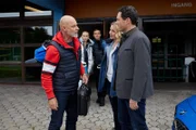 Im Rahmen der Ermittlungen befragen die Kommissare Aubinger (Thomas Birnstiel, r.) und Winter (Vanessa Eckart, 2.v.r.) nicht nur den Eislauftrainer Ulf Stiegler (Simon Licht, l.), sondern auch die Eisläufer Diana Dressler (Anna Juliana Jaenner, 2.v.l.) und Tom Kleinert (Daniel Gawlowski, M).