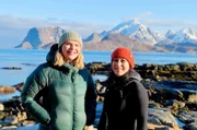 Angelita Eriksen (li.) und Tamara Singer (re.) sind die Inhaberinnen von „Lofoten Seaweed“. Sie ernten den Seetang direkt aus dem Fjord und entdecken neue Varianten, um die natürliche und nachhaltige Nahrungsquelle aus dem Meer zu nutzen.