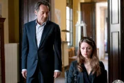 Brunetti (Uwe Kockisch) ist überrascht von Alices (Giulia Borelli) Geständnis.; WDR Fernsehen DONNA LEON - TIERISCHE PROFITE, Deutschland, Regie Sigi Rothemund, am Samstag (12.10.24) um 20:15 Uhr. Brunetti (Uwe Kockisch) ist überrascht von Alices (Giulia Borelli) Geständnis.