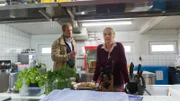 Moritz Rauscher (Jonas Hämmerle, l.) wird von Lars Pöhlmann (Dominic Boeer, r.) über den Tod von Bernhard Metternich befragt. Eine Gruppen-Radreise entlang der Ostseeküste - ein Traum! Nur ist diese Reise für manche Beteiligten zu einem Trauma geworden, da ein immer unzufriedener und streitlustiger Mitreisender Bernhard Metternich bei der Radtour zusammen gebrochen und kurz darauf verstorben ist. Das SOKO-Team muss jetzt herausfinden, ob einer der Mitreisenden ihn umgebracht hat oder es ein Zufall war.