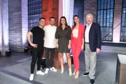 V.l.: Özcan Cosar, Profikoch Steffen Henssler, Moderatorin Laura Wontorra, Rebecca Mir und Boris Becker. Die Verwendung des sendungsbezogenen Materials ist nur mit dem Hinweis und Verlinkung auf TVNOW gestattet.