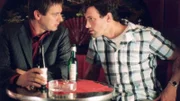 David (Jost Pieper, re.), der Hendrik (Ulrich Drewes) beim illegalen Pokerspiel zugeschaut hat, warnt Hendrik vor den Falschspielern. Doch Hendrik schlägt seine Warnung in den Wind...