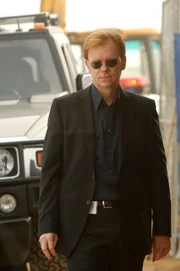 Lt. Horatio Caine (David Caruso) muss den Mord an dem wohlhabenden Geschäftsmann Dominic Whitford aufklären. Nach den ersten Untersuchungen stellt sich raus, dass das Opfer nicht der war, für den die CSIler ihn gehalten haben...  +++