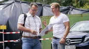 Paul (Daniel Roesner, r.) ist fassungslos über die Einschätzung des Versicherungssachverständigen (Heiko Breuer). Die Versicherung wird für den Brand in der Werkstatt seines Vater wohl nicht aufkommen.  Die Verwendung des sendungsbezogenen Materials ist nur mit dem Hinweis und Verlinkung auf RTL+ gestattet.