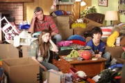 Absolutes Chaos: Selbst nach Stunden des Aufräumens sieht das traute Heim von Mike (Neil Flynn, M.), Sue (Eden Sher, l.) und Brick (Atticus Shaffer, r.) immer noch nicht besser aus als vorher ...