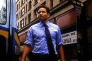 Mulder (David Duchovny) durfte sich von einer geheimnisvollen Unbekannten einen Wunsch erfüllen lassen und hat sich Frieden auf Erden gewünscht ...