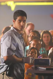 Alle Verdächtigen werden zu Fingerabdrücken gebeten. Eric Delko (Adam Rodriguez) übernimmt diese Aufgabe ...