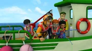 Während die anderen auf Normans und Mandys Angel achten, lockert Dilys das Seil zum Rettungsboot.