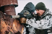 Max (Jasper Pääkkönen, r.) kommt Sylvia (Nanna Blondell, l.) und Morel in Belarus zu Hilfe.