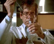 Der Virologe Dr. Paul Flynn (Lane Smith) arbeitet an einem Medikament gegen Krebs.
