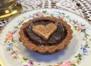 Linzer Törtchen aus dem Café „besterkuchen“ in Gottmadingen. Hier backen „echte“ Omas und Opas den Kuchen. Inhaberin Angelika Eger hat sich mit dem Konzept und dem Café einen Lebenstraum erfüllt. Die Omas und Opas in ihr Konzept zu integrieren, ist ihr Beitrag gegen Altersarmut und Einsamkeit.