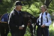 Um den aktuellen Fall lösen zu können, muss Gibbs (Mark Harmon, l.) mit May Dawson (Elisabeth Röhm, r.) kooperieren. Schnell findet er Gefallen an der Zusammenarbeit mit der Polizistin und ihrem tierischen Begleiter ...