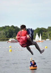 Auch Männer springen beim Dirndlsprung mit.