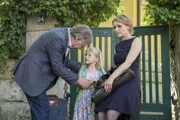 Nach einem Streit mit Jan entschließt sich Leni, mit ihrer Tochter erst einmal bei ihrem Vater Hajo einzuziehen. V.l.n.r.: Hajo Trautzschke (Andreas Schmidt-Schaller), Charlotte Maybach (Luna Reich), Leni Maybach (Caroline Scholze).
