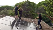 Die Solaranlage wird auf das Dach der Villa Geissini montiert. Da Robert keine Zeit hat, soll Davina das Montieren der Anlage überwachen.