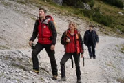 Katharina (Luise Bähr, M.), Simon (Ferdinand Seebacher, l.) und Polizist Gert (Martin Leutgeb, r.) haben Jessi und ihre Entführerin entdeckt. Doch kommen sie noch rechtzeitig, um ihr zu helfen?