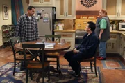 Charlie (Charlie Sheen, M.) und Berta (Conchata Ferrell, r.) amüsieren sich über Alans (Jon Cryer, l.) letzte Nacht ...