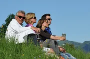 (V.l.n.r.) Hannes Kofler (Heinz Marecek), Gräfin Schönberg (Andrea L`Arronge), Karin Kofler (Kristina Sprenger), Lukas Roither (Jakob Seeböck)