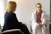 Kerstin Klar (Fiona Coors, l.) befragt auch die Arzthelferin Mila Wollner (Christin Heim, r.), die die Praxis kurz vor der Ermordung ihrer Chefin verlassen hatte.