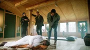 Wurde Lukas Krakauer (Mario Mieth, M.), der Leiter eines Heilungszentrums, vergiftet? Die Kommissare Lars Pöhlmann (Dominic Boeer, 2.v.l.) und Karoline Joost (Nike Fuhrmann, r.) nehmen zusammen mit Polizeihauptmeisterin Paula Moorkamp (Stella Hinrichs, l.) den Fundort genauer unter die Lupe.