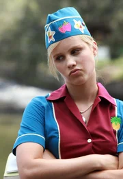 Emma (Claire Holt) ist sauer. Ihr neuer Chef Ash krempelt im Juice Net Cafe alles um.