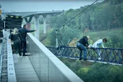 Der flüchtige Mörder Ramin (Anton Noori) und seine Geisel Maria (Nadja Becker) fliehen vor Semir (Erdogan Atalay) und Vicky (Pia Stutzenstein) und bringen sich durch einen Sprung von der Autobahnbrücke außer Reichweite.