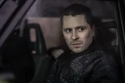 Vasa (Sverrir Gudnason) gelingt es, Max bei einer wilden Auto-Verfolgungsjagd durch Helsinki zu täuschen.