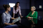 Katharina Hahn (Bianca Hein, M.) und Toni Bischoff (Amanda da Gloria, l.) vernehmen Liz Füllgräber (Katharina Schubert, r.).