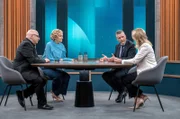 Caren Miosga mit ihren Gästen: Armin Nassehi (Soziologe, Ludwig-Maximilians-Universität München), Thorsten Frei (Chef des Bundeskanzleramtes, CDU) und Kerstin Münstermann (Journalistin, Leiterin Parlamentsbüro Rheinische Post, v. l. n. r.).