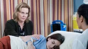 Ruth (Jobeth Williams, l.) und Quinn Darby (Shophie Giannamore)