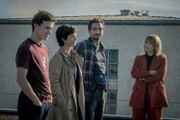 Soll Aleks (Damyan Andreev, l.) seinen Kollegen Joe (Katharina Stemberger, 2.v.l.), Ben (Daniel Gawlowski, 2.v.r.) und Nele (Anna Hausburg, r.) von seinem berauschten Wochenendtrip berichten, oder seine lückenhaften Erinnerungen lieber für sich behalten?