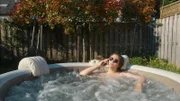 Kees (Ole Kroes) chillt im Whirlpool im Garten.