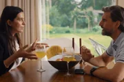 Bens Eltern Uli (Tom Beck, r.) und Karin (Doris Golpashin, l.) diskutieren über eine Paartherapie.