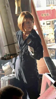 Bombenexplosion in einem Restaurant: Lindsay Monroe Messer (Anna Belknap) untersucht den Tatort nach möglichen Spuren. Die Suche verläuft allerdings sehr schleppendÉ