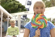 Cleos Schwester Kim (Cleo Massey, vorn) hat sich von Elliot (Trent Sullivan, hinten) in den Freizeitpark einladen lassen und lässt sich dort alles von ihm bezahlen. Der verliebte Elliot ist verzweifelt: Langsam geht im das Geld aus!