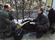 In einem Waldstück wird die Leiche einer hübschen Studentin gefunden. Am Tatort: Dr. Duhler (Klaus Schindler, li.) und Kommissar Stefan Kehler (Wolfgang Bathke, Mi.).