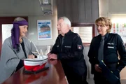 Mit Erstaunen hört Claudia (Janette Rauch, r.), wie Wolle (Harald Maack, M.) dem ehemaligen Filmstar Elisabeth Hohenfeld (Ingrid Resch, l.) Komplimente macht.