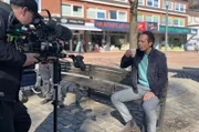 Jo Hiller in Drehszene für die Tricksfolge „Die Tricks der Milchindustrie“.
