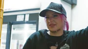 Barkeeperin Frances sucht einen Bürojob mit festen Arbeitszeiten, um endlich wieder mit ihrer Tochter zusammenzuleben. Doch nach zwei Jahren im Elbschlosskeller ist der Neustart schwierig.