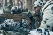 Der irische Soldat Jonesy (Michael Yare) unterstützt Max bei dessen Rettungsaktion in Belarus.