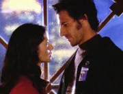 Jordan (Jill Hennessy) erwartet eine Überraschung: Ihr Lover vom letzten Abend, Tyler (Ed Quinn), ist in der Wohnung geblieben und hat ein Candlelight-Dinner für zwei vorbereitet!