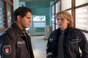 Claudia (Janette Rauch, r.) und Tarik (Serhat Cokgezen, l.) ermitteln in einem Fall von Fahrerflucht. Doch die Aussage des Opfers im EKH stimmt sie nachdenklich.