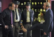 Xaver (Andreas Giebel, 2. von links) und Felix (Florian Karlheim, 2. von rechts) werden zu einem Einsatz ins Restaurant "Anton" gerufen. Der Geschäftsführer (Anton Aldrang, links) will keine barfüßigen Gäste - Frank Reiter (Lukas Turtur) soll gehen.