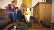 Nina Bruns und ihre Tochter Mia aus Wedemark mit Australian Cattle Dog-Welpe "Grace" (r.)