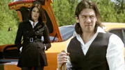 Für ein Ablenkungsmanöver geben sich Sophie (Gina Bellman) und Eliot (Christian Kane) als Killerpärchen aus.