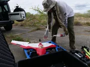 Hawaii - Pete Kelsey beim Zusammenbau seiner Firefly 6 Pro Drohne. Hawaii - Pete Kelsey beim Zusammenbau seiner Firefly 6 Pro Drohne.