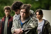 Sozialpädagoge Moritz Graf (Dominik Paul Weber, 2.v.l.) nimmt der 15-jährigen Finja Jakob (Carla Hüttermann, 2.v.r.) eine Waffe ab, die diese ins Camp geschmuggelt hat. Als er am nächsten Tag tot aufgefunden wird, haben seine Kollegin Kathi Schmidt (Camilla Renschke, r.) und Praktikant Paul Süvern (Arne Kerztész, l.) die Befürchtung, das Mädchen könnte etwas damit zu tun haben.