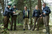 Riedl (Paul Sedlmeir, links), Staller (Helmfried von Lüttichau, 2. von links), Hubert (Christian Tramitz, Mitte) und Sonja (Annett Fleischer, 2. von rechts) warten auf Anweisungen ihres Chefs Girwidz (Michael Brandner).