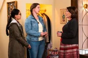 Rosi schafft es, Lien und Sophia davon zu überzeugen, doch beim Gemeindeblatt mitzumachen. Von links: Lien (Nui Nguyen), Sophia (Patricia Freund) und Rosi (Brigitte Walbrun).