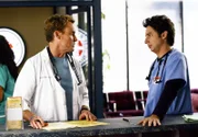 "Scrubs - Die Anfänger", "Mein voller Durchblick." Nachdem J.D. und Elliot einander beinahe geküsst haben, wirft J.D. noch einmal einen kritischen Blick auf seine Beziehung mit Kim, während Elliot erkennen muss, dass sie Keith nicht ausreichend liebt, um ihn zu heiraten. Dr. Cox behandelt einen Patienten, der ihm sympathisch ist. Als er die Ursache für dessen mysteriöses Leiden nicht finden kann, ordnet Kelso an, dass der Mann wieder entlassen werden soll. Typisch Cox lässt er sich von seinem Vorgesetzen nichts sagen.Im Bild (v.li.): John C. McGinley (Dr. Perry Cox), Zach Braff (John 'J.D.' Dorian).